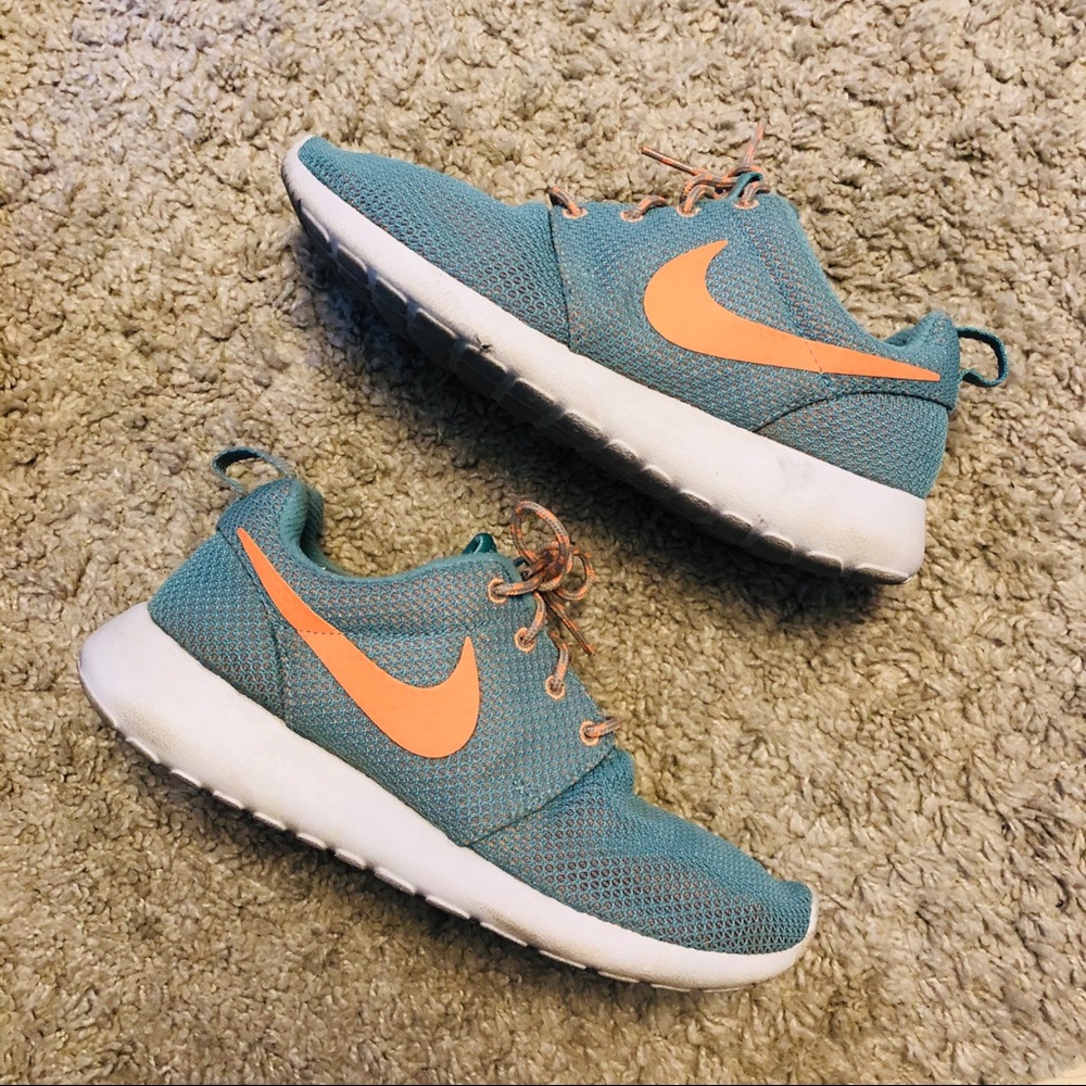 Nike Roshe Shoes - Size 7W